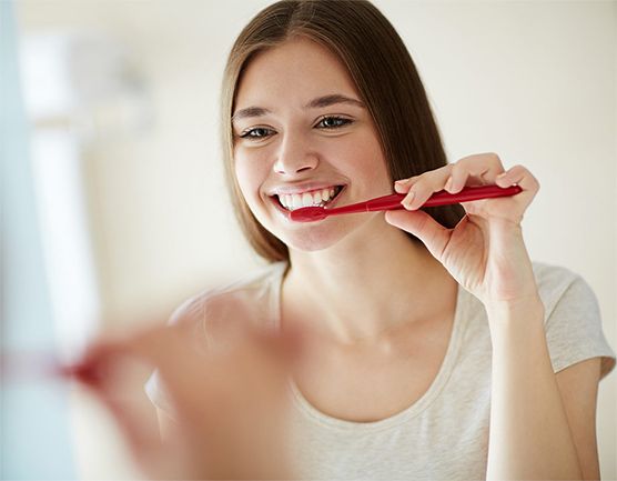 Pige børster tænder